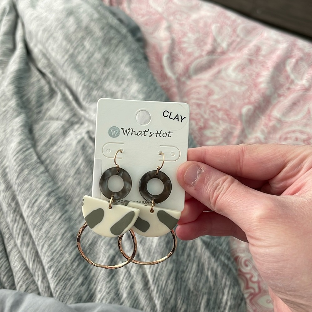 What’s Hot Classic Attraction Gray and White Clay Dangle Earrings NWOT